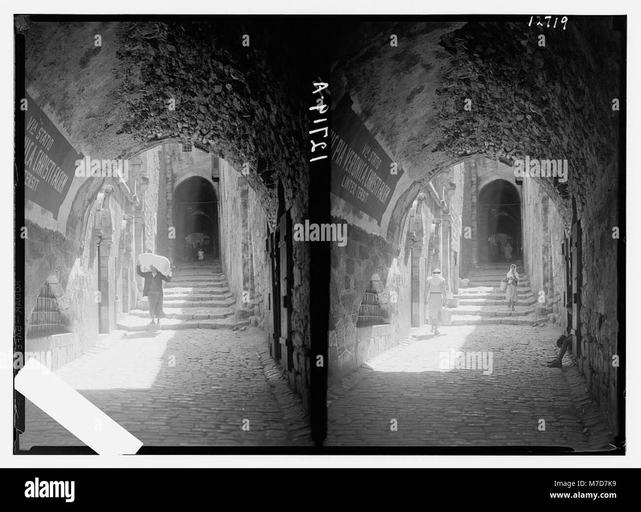 Questa immagine raffigura la Casa di Veronica sulla via dolorosa, che segna la stazione vi della Croce a Gerusalemme. Il luogo ha un significato religioso nelle tradizioni cristiane legate alla passione di Cristo. Foto Stock