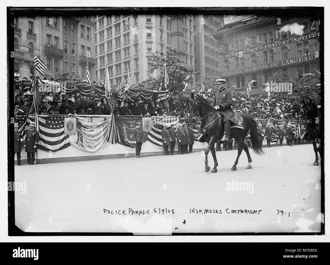Questa immagine mostra l'ispettore Moses Cortwright, un ufficiale della polizia di New York, che cavalca un cavallo durante una parata della polizia. La foto evidenzia il ruolo delle forze dell'ordine negli eventi pubblici durante i primi anni del XX secolo. Foto Stock