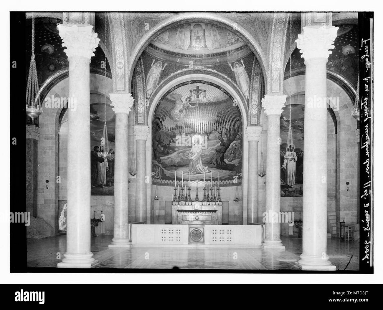 Questa immagine mostra l'interno della Basilica del Getsemani, nota anche come Chiesa di tutte le Nazioni, situata a Gerusalemme. La basilica è un importante sito cristiano, noto per la sua associazione con la preghiera di Gesù prima del suo arresto. Foto Stock