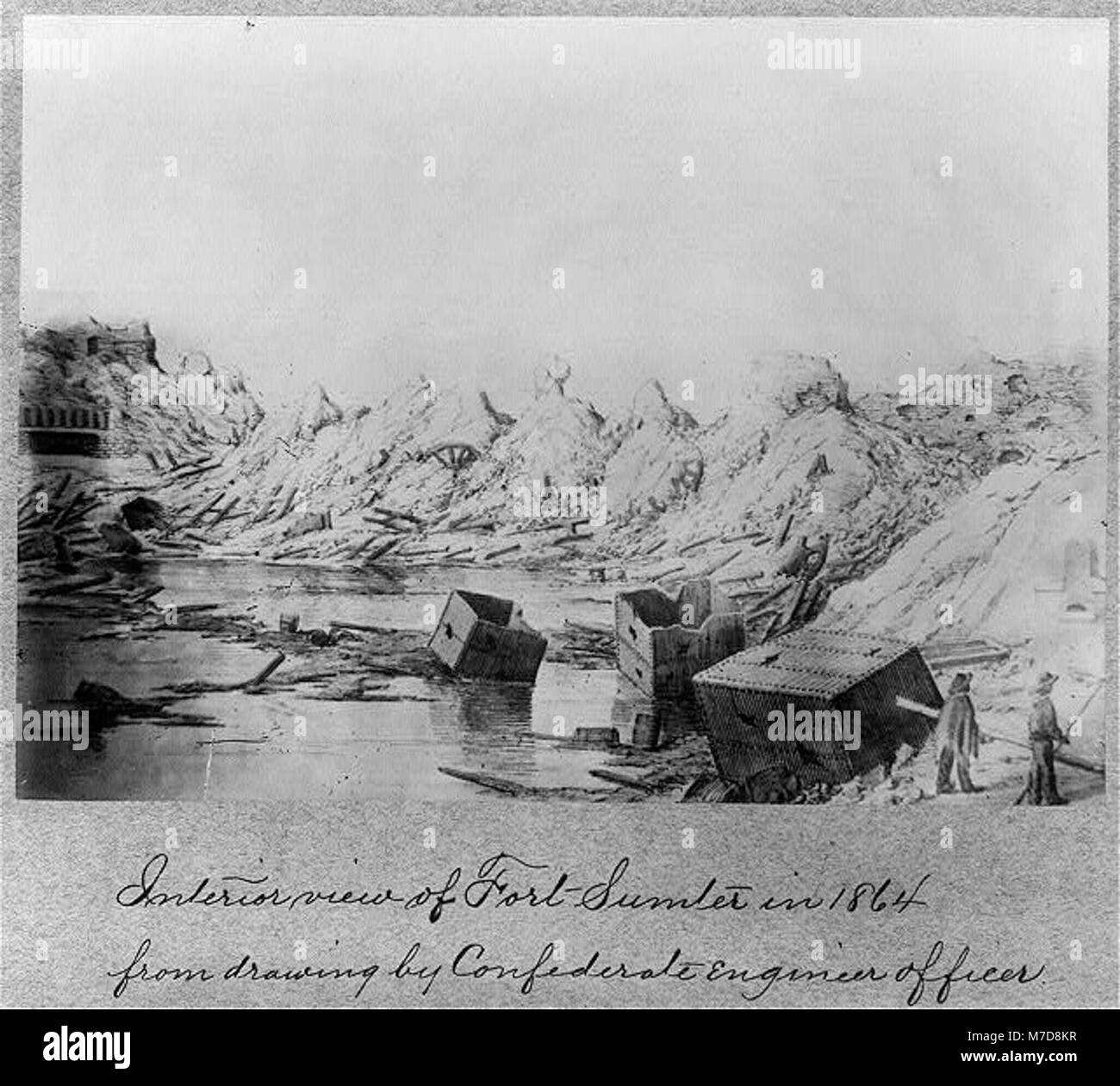 Una fotografia dell'interno di Fort Sumter nel 1864, che mostra le conseguenze del conflitto con detriti visibili, catturando il ruolo del forte nella guerra civile americana. Foto Stock