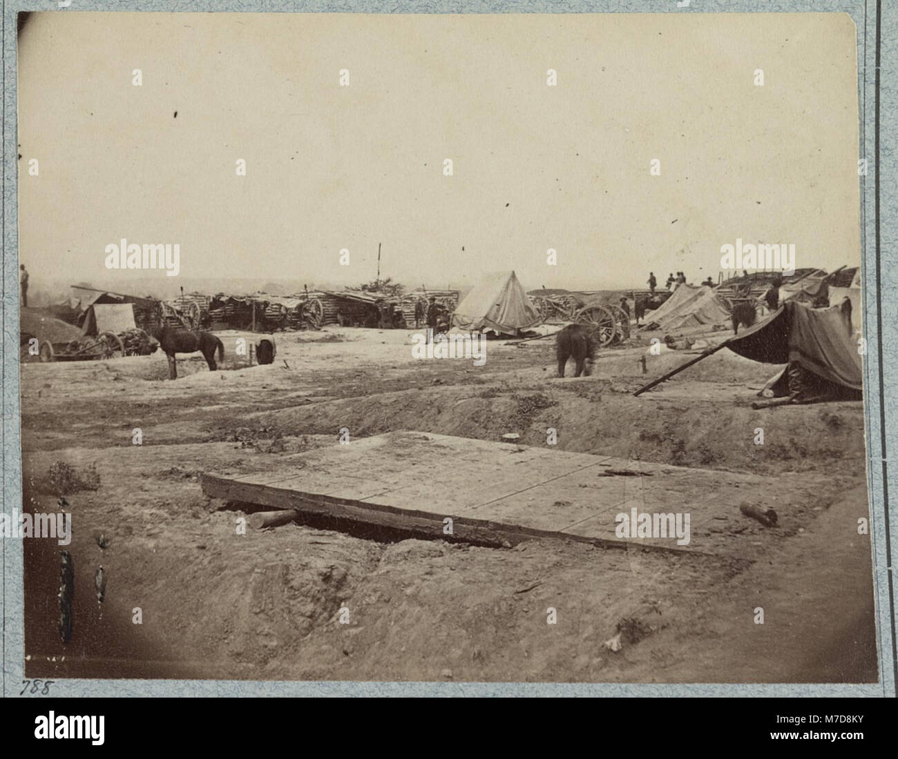 Una vista interna di un forte ribelle vicino a Petersburg, presidiato dalla batteria indipendente di Cowan, i New York, durante la guerra civile, in particolare dal 24 giugno 1864. Foto Stock