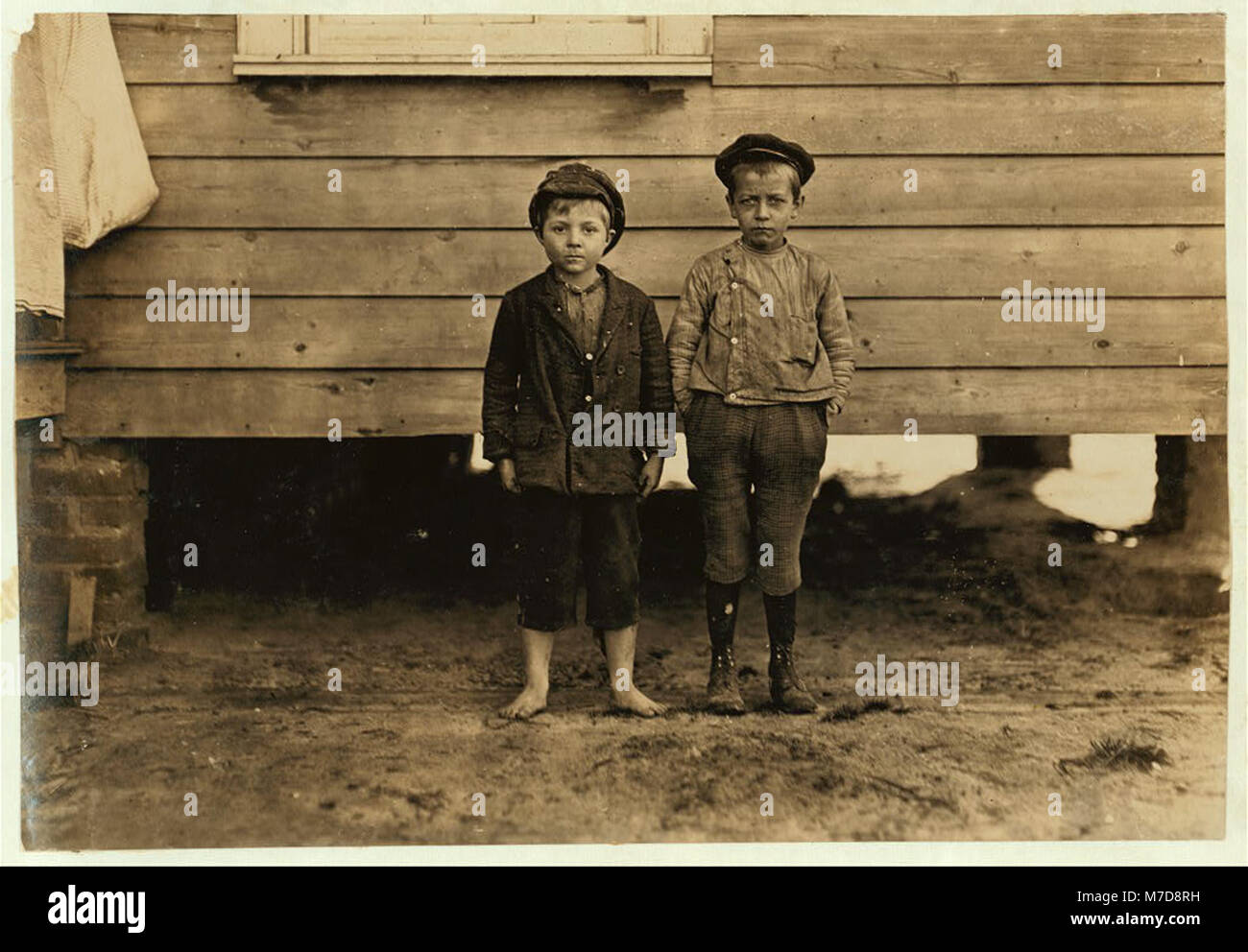 Nelle vicinanze del mulino di acero, Dillon, S.C. Lawrence Faircloth (taller boy) "non so quanti anni sto." State nel mulino 2 anni. Corre a 3 lati Albert Bartlett (a piedi nudi) sembrava vecchio di 8 anni. In LOC nclc.01456 Foto Stock