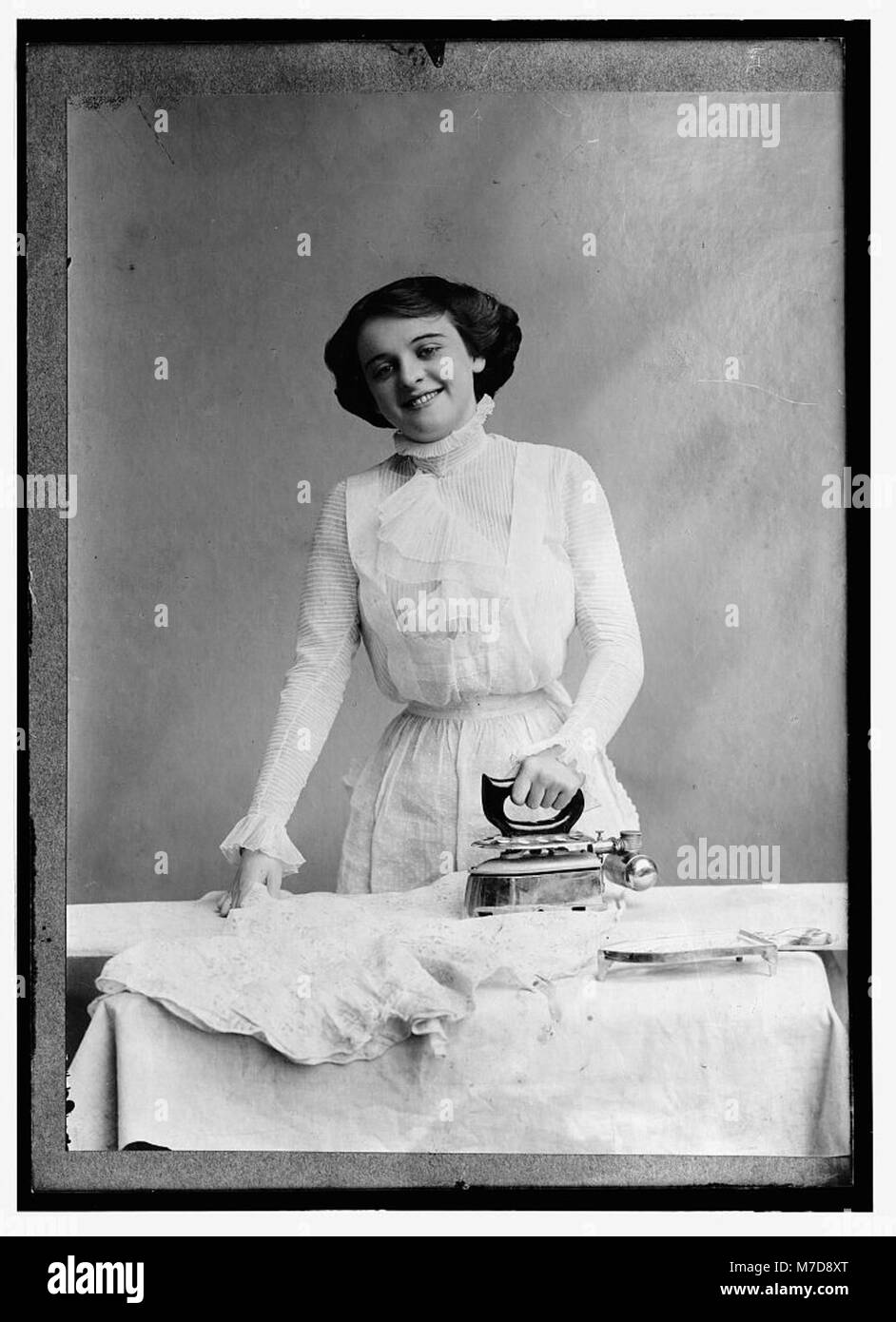 Un'immagine che si concentra sull'elemento del ferro, probabilmente una rappresentazione correlata all'uso del materiale in contesti industriali o scientifici. Foto Stock