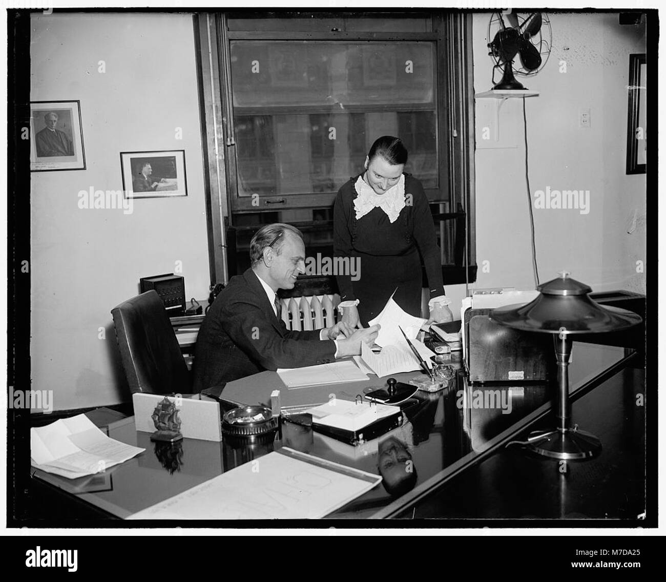 James M. Landes, presidente della Securities and Exchange Commission (SEC) degli Stati Uniti, insieme a Miss E.M. Townsend, scattato in una fotografia storica che mostra i loro ruoli nella finanza e nella governance. Foto Stock