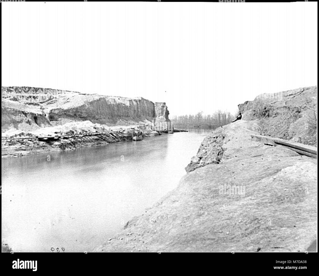Questa immagine mostra un'altra vista del Dutch Gap Canal lungo il fiume James in Virginia, illustrando il suo ruolo nella logistica e nelle infrastrutture della Guerra civile americana. Foto Stock