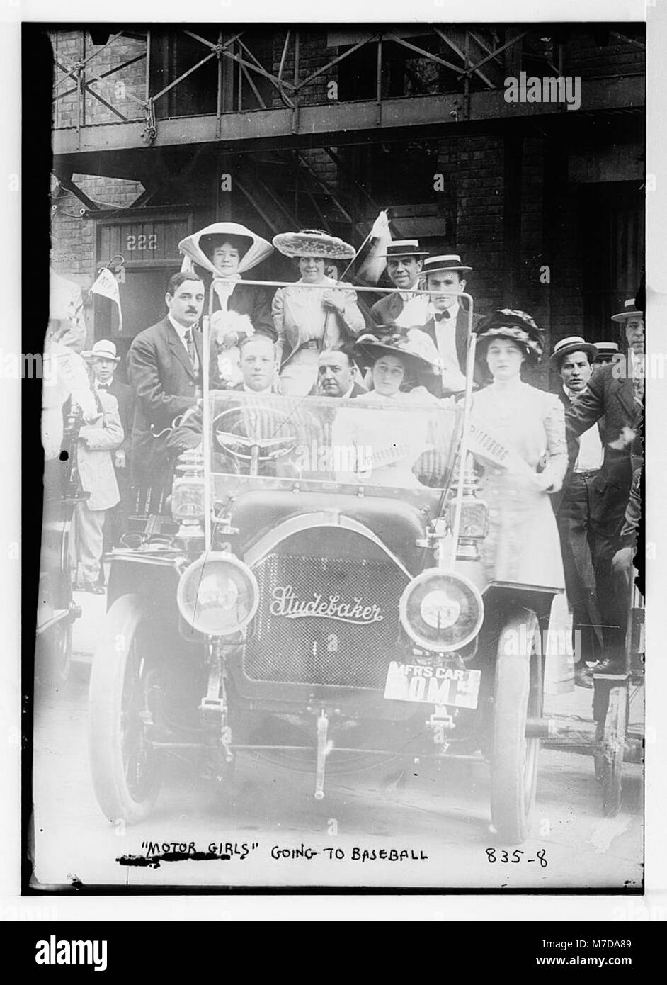 Le "Motor Girls", un gruppo di donne, sono viste posare con un'automobile Studebaker prima di assistere a una partita di baseball. Questa foto rappresenta la cultura automobilistica dei primi anni del XX secolo e il crescente ruolo sociale delle donne. Foto Stock