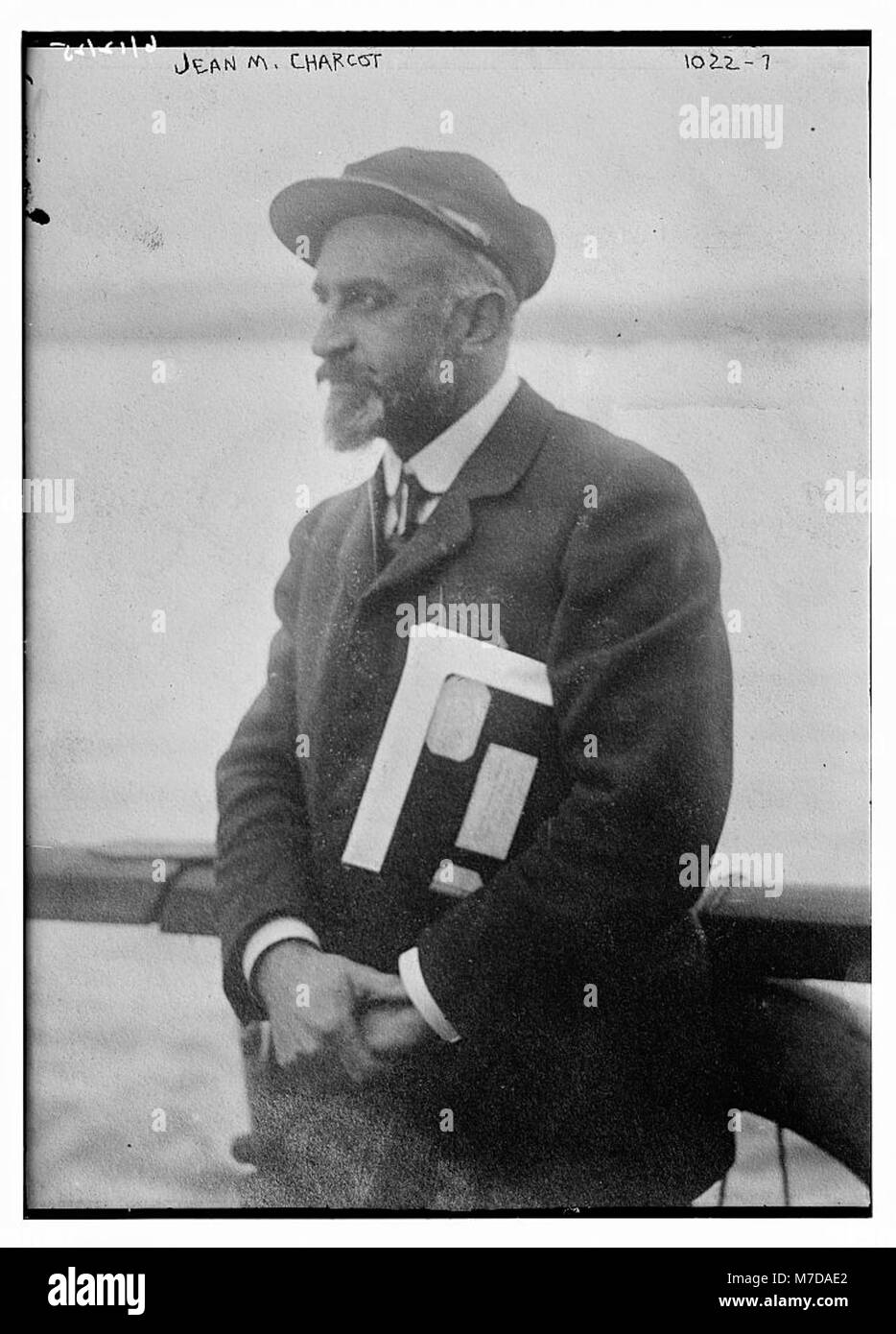 L'immagine raffigura una scena pastorale lungo la costa marina, con pastori che guidano greggi di pecore vicino a un sito di sacrificio. L'ambiente sembra essere un'area rurale e religiosamente significativa, probabilmente legata a tradizioni antiche o culturali. Questa immagine cattura un momento di vita quotidiana per i pastori in tempi storici, riflettendo la connessione tra la vita rurale, le pratiche religiose e l'ambiente. Foto Stock