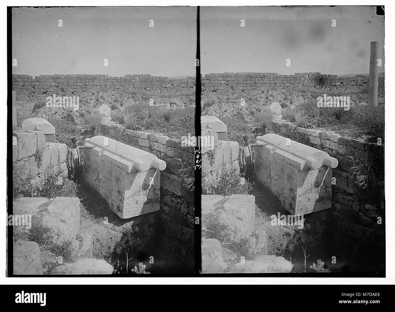 Un grande sarcofago esposto nell'antico sito di Jebeil (Biblos), un significativo ritrovamento archeologico in Libano. Foto Stock