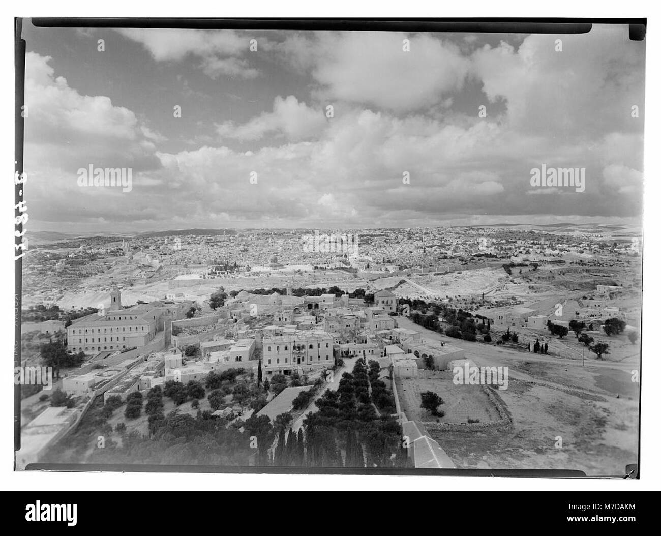 Una vista panoramica di Gerusalemme dalla Torre Russa, che mette in evidenza il paesaggio della città con spettacolari formazioni nuvolose nel cielo. Questa immagine riflette la topografia e l'architettura storica uniche della città. Foto Stock