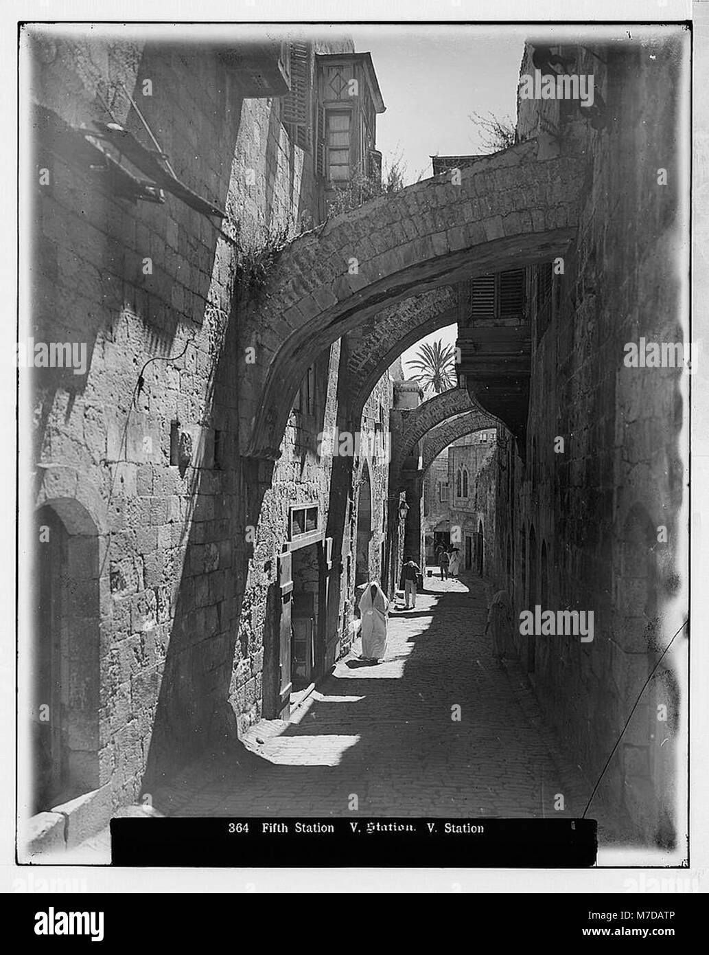 Questa fotografia mostra la Quinta stazione di Gerusalemme, parte del percorso di pellegrinaggio cristiano lungo la via dolorosa, che segna un sito significativo nella storia religiosa della città. Foto Stock