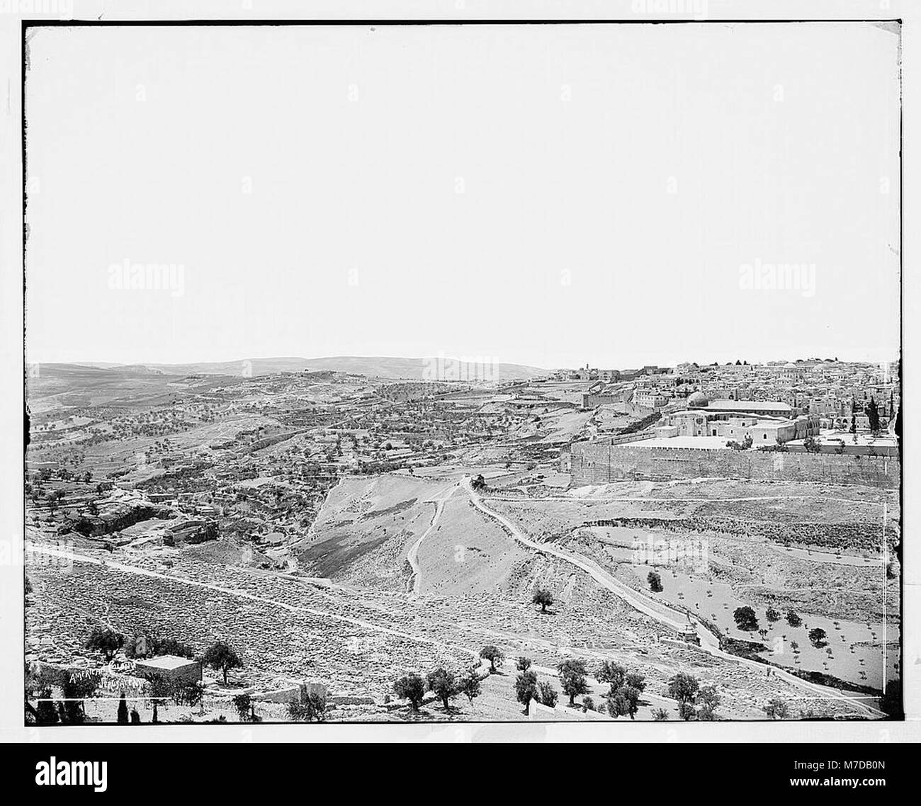 Una vista panoramica di Gerusalemme dal Monte degli Ulivi (Olivet), divisa in tre sezioni. Questa vista cattura i monumenti storici e religiosi della città da una prospettiva elevata. Foto Stock