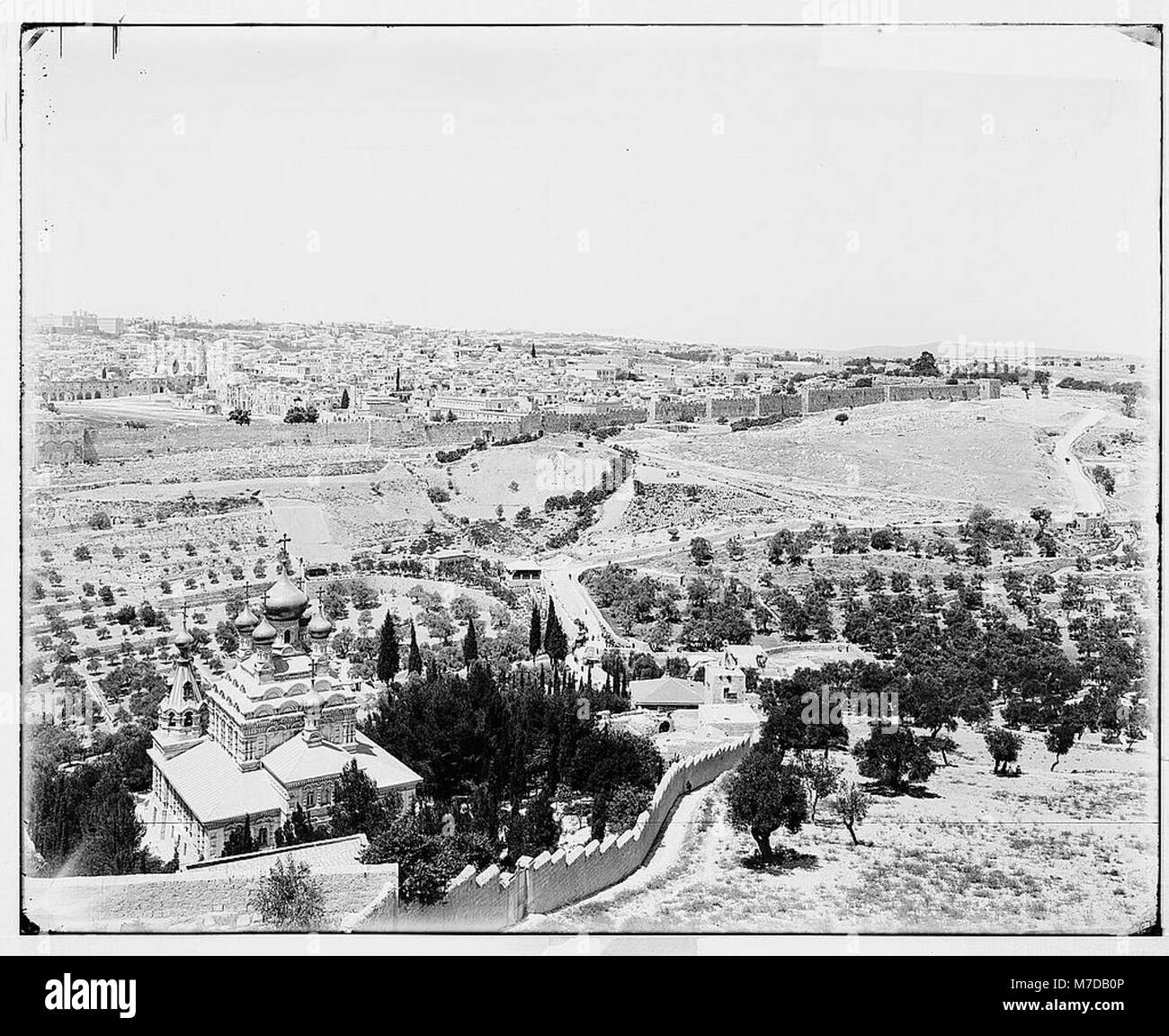 Una vista panoramica di Gerusalemme dal Monte Olivet, divisa in due sezioni, che cattura l'architettura storica e i monumenti storici della città, tra cui la Cupola della roccia e altri siti religiosi significativi. Foto Stock