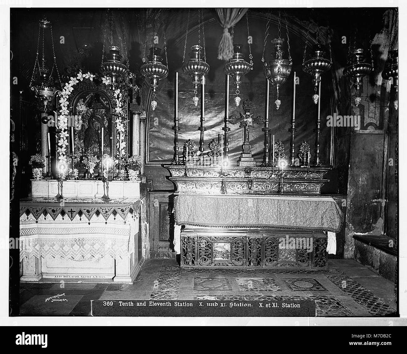 Questa immagine mostra la decima e undicesima stazione della Croce a Gerusalemme, parte della via dolorosa, che segna il percorso che Gesù ha intrapreso per la sua crocifissione. Le stazioni sono importanti luoghi di pellegrinaggio per i cristiani, che rappresentano i momenti chiave della passione di Cristo. Foto Stock
