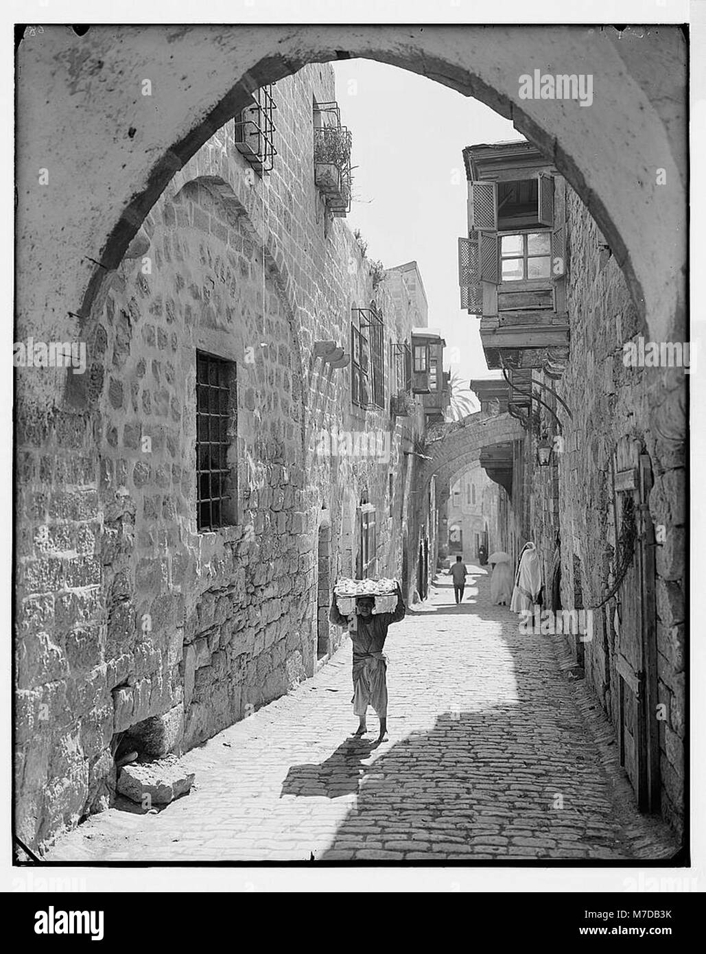 Questa immagine raffigura la via dolorosa, il percorso che si ritiene abbia percorso Gesù lungo la strada per la sua crocifissione a Gerusalemme. Importante sito di pellegrinaggio, riveste un'importanza religiosa e culturale per molti credenti del cristianesimo. Foto Stock