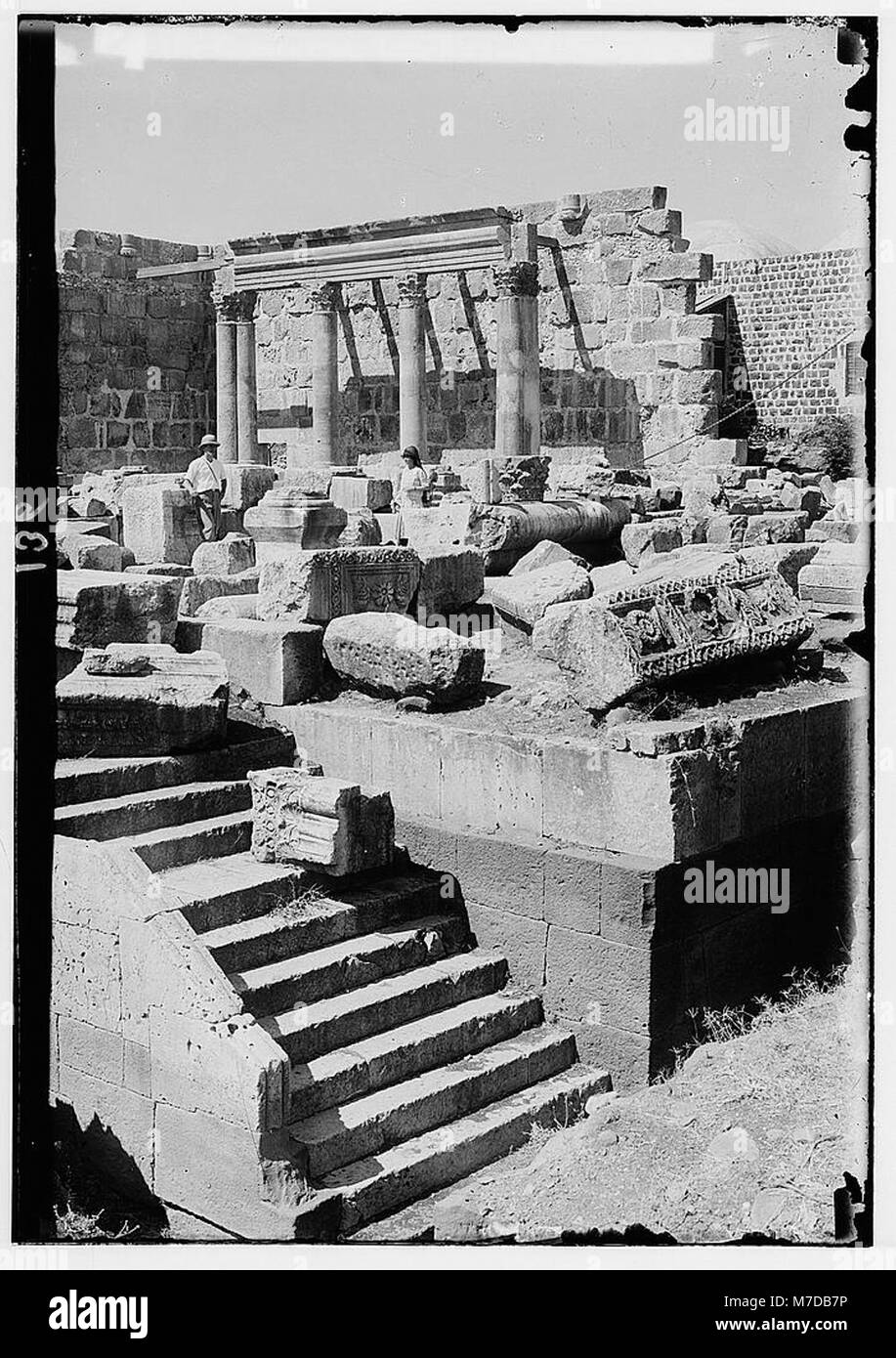 Questa fotografia mostra la sinagoga restaurata a Cafarnao, situata lungo il percorso da Gerusalemme alla Galilea via Samaria. L'immagine mette in evidenza i gradini che conducono a un antico sbarco in barca, offrendo uno scorcio sul significato storico e religioso della regione. Catalogato in LOC matpc.00725. Foto Stock