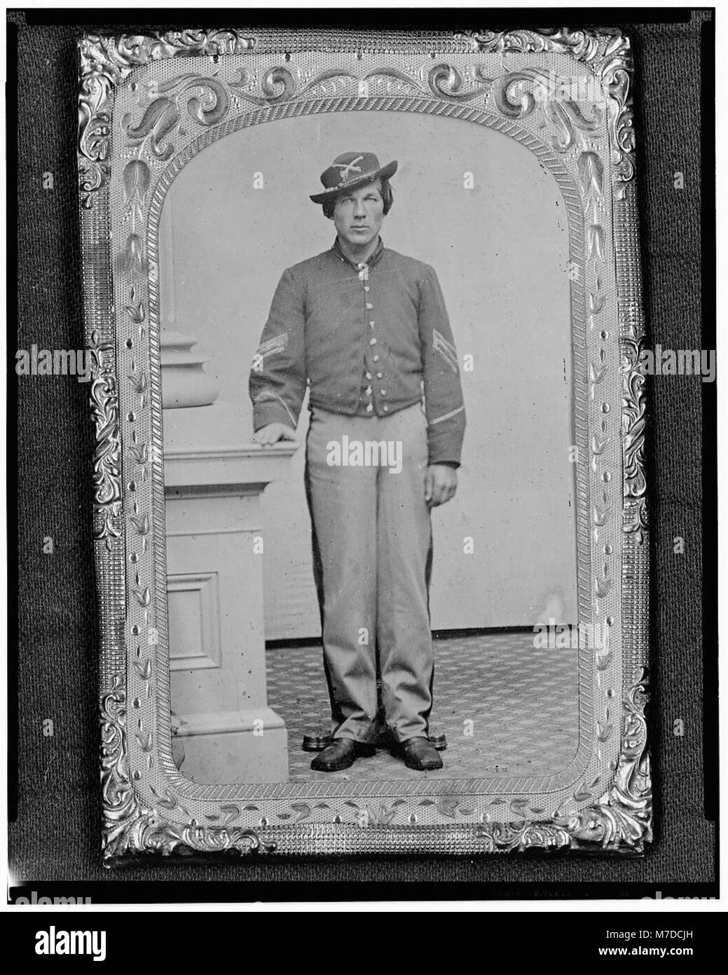 Un ritratto a figura intera del sergente Josua P. Graffam, del 1st D.C. & 1st Maine Cavalry, Co.. B., U.S.A., mostrando la sua uniforme e il suo servizio militare durante la guerra civile. Foto Stock