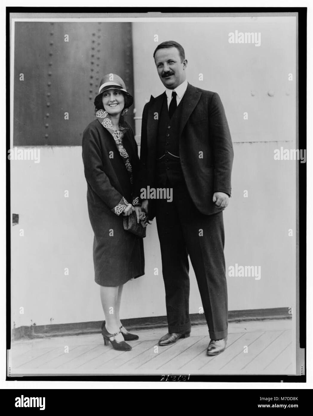 Questa fotografia mostra Kermit Roosevelt, il figlio di Theodore Roosevelt, e sua moglie Belle. Il ritratto a figura intera riflette il loro status di figure degne di nota nella società americana all'inizio del XX secolo. Foto Stock