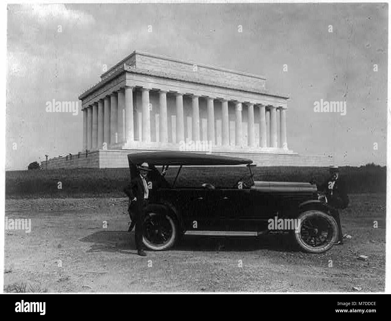 Un'auto King parcheggiata vicino al Lincoln Memorial a Washington, D.C. la fotografia cattura il mezzo di trasporto dei primi anni del XX secolo contro l'iconico monumento nazionale. Foto Stock