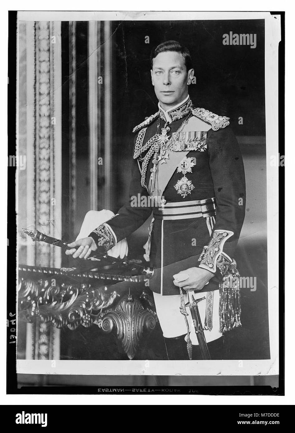 Un ritratto formale di re Giorgio vi, che riflette il suo ruolo di monarca britannico durante il XX secolo. L'immagine cattura il suo aspetto dignitoso e regale. Foto Stock