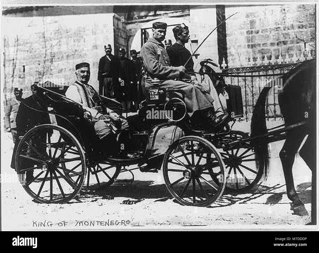 Un ritratto a figura intera di re Nicola del Montenegro, catturato seduto in carrozza, che mostra il suo abbigliamento reale e la dignità della sua monarchia. Foto Stock