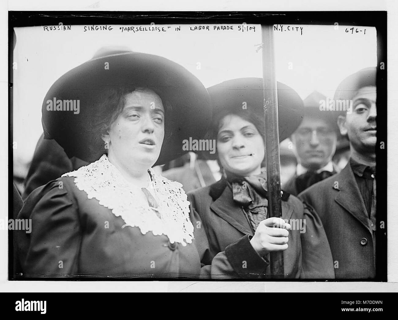 Una foto di una parata del Labor Day di New York con una donna russa che canta l'inno nazionale francese "Marsigliese", che mostra la partecipazione culturale e politica. Foto Stock