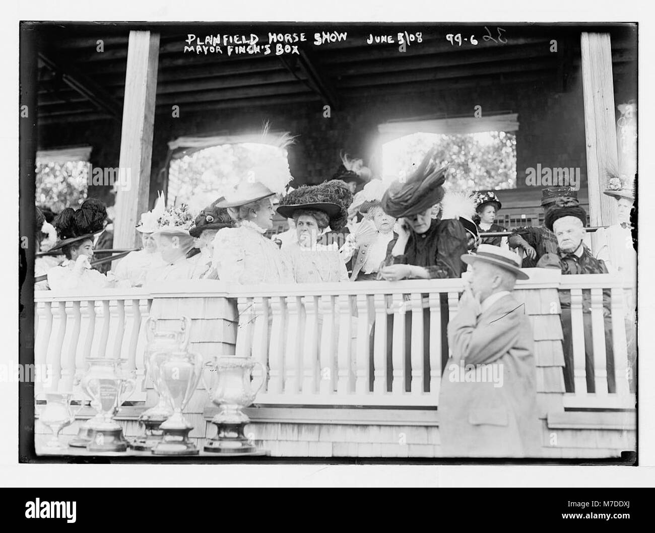 Una fotografia di donne sedute nella scatola del sindaco Finch al Plainfield Horse Show, che cattura il significato sociale e culturale dell'evento. Foto Stock
