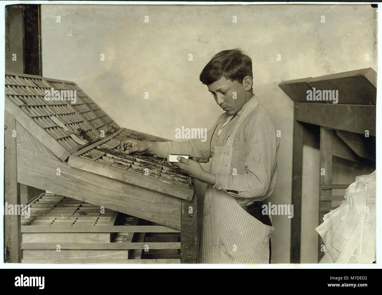 Questa immagine raffigura un gruppo di studenti che imparano a scrivere in una scuola di formazione per non udenti. Mette in evidenza i metodi educativi utilizzati per le persone con disabilità uditive durante il XIX secolo. Foto Stock