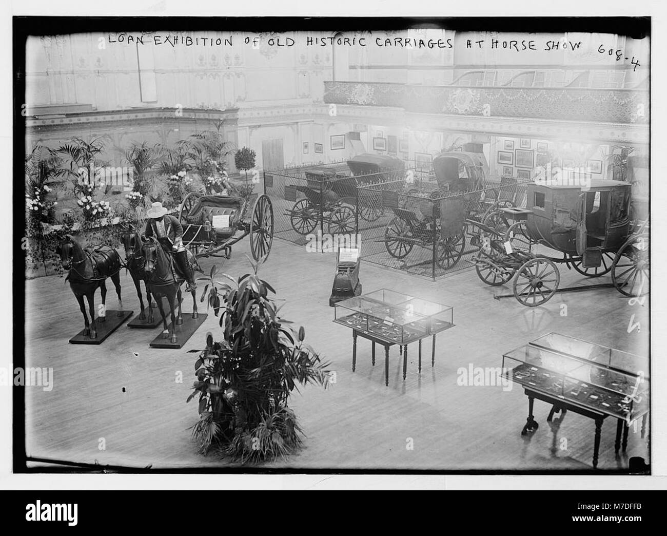 Una fotografia di una mostra con carrozze storiche, esposta in una mostra ippica. La mostra offre uno sguardo sulla storia dei trasporti e sul significato culturale delle carrozze in passato. Foto Stock