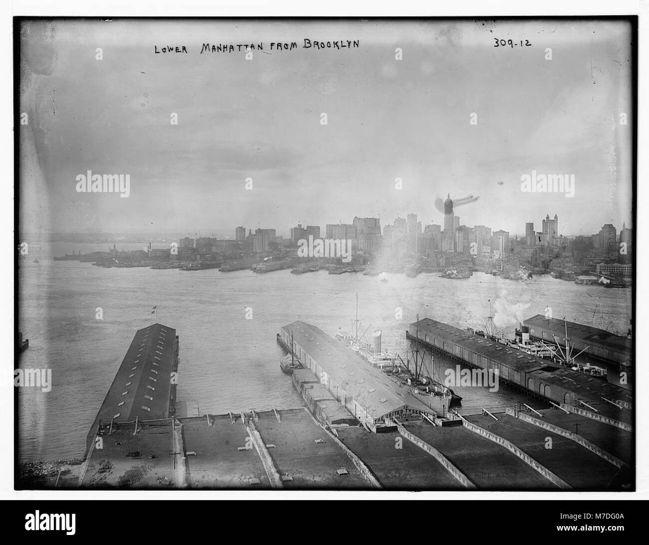 Una vista di Lower Manhattan da Brooklyn, che mostra l'iconico skyline di New York City. La fotografia evidenzia lo sviluppo urbano e il lungomare della città. Foto Stock