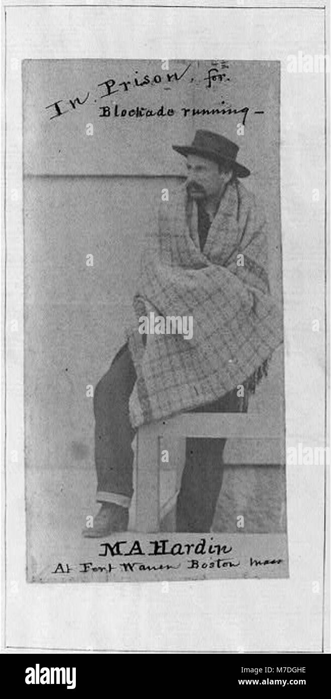 Un ritratto completo di M.A. Hardin seduto in prigione a Fort Warren a Boston, Massachusetts, che offre uno sguardo sulla vita di una figura storica notevole durante la sua prigionia. Foto Stock