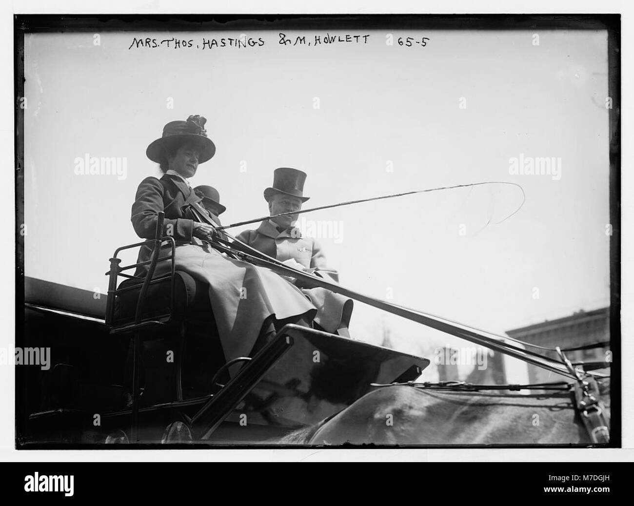 Questa immagine mostra M. Howlett e la signora Thos. Hastings alla guida di un pullman a 4 mani, con la scena ambientata a New York. Foto Stock