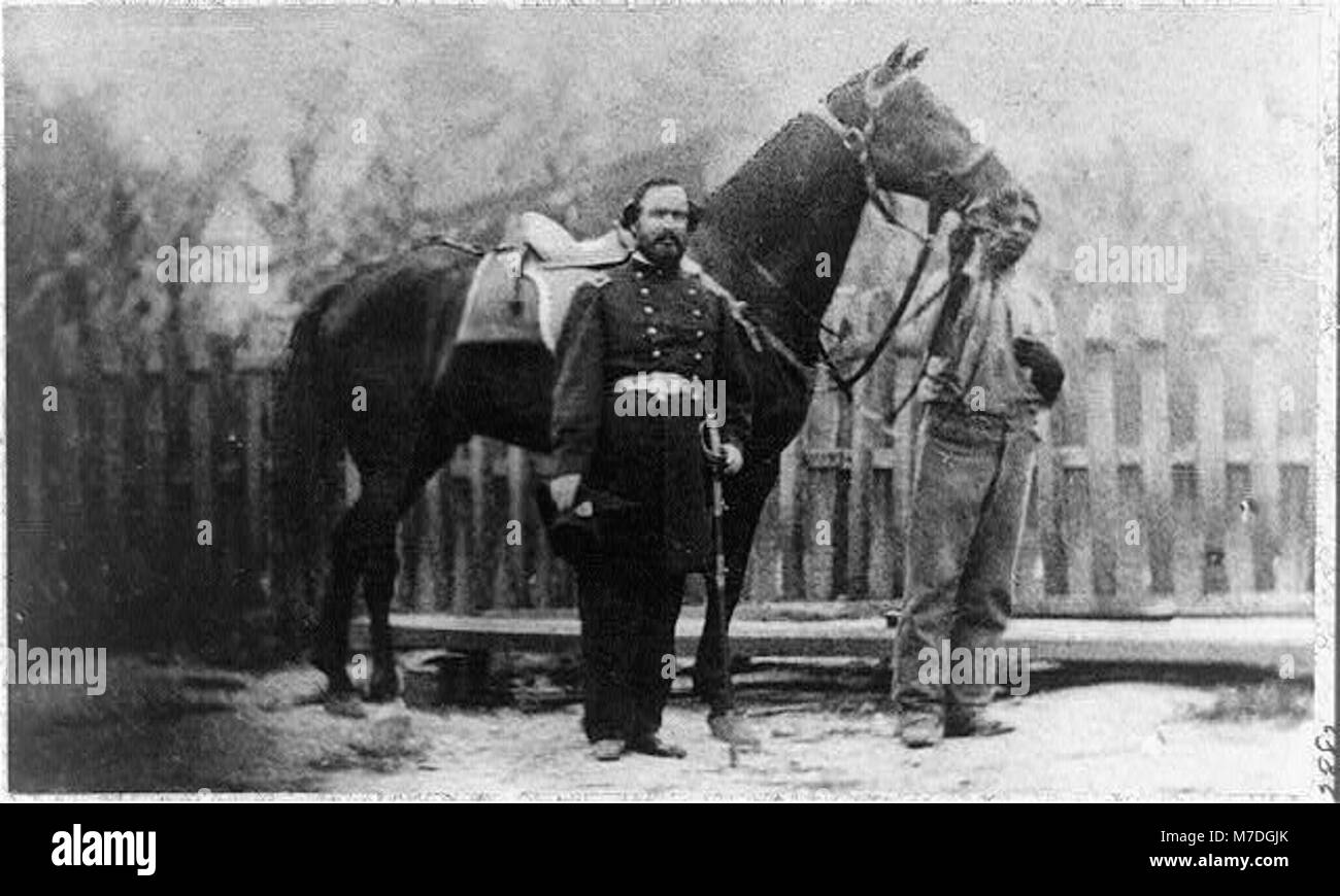 M. Miller, il colonnello, XVIII Mo. Fanteria di intera lunghezza verticale, rivolto verso destra in piedi davanti a cavallo detenute da afro-americano di uomo LCCN96514390 Foto Stock