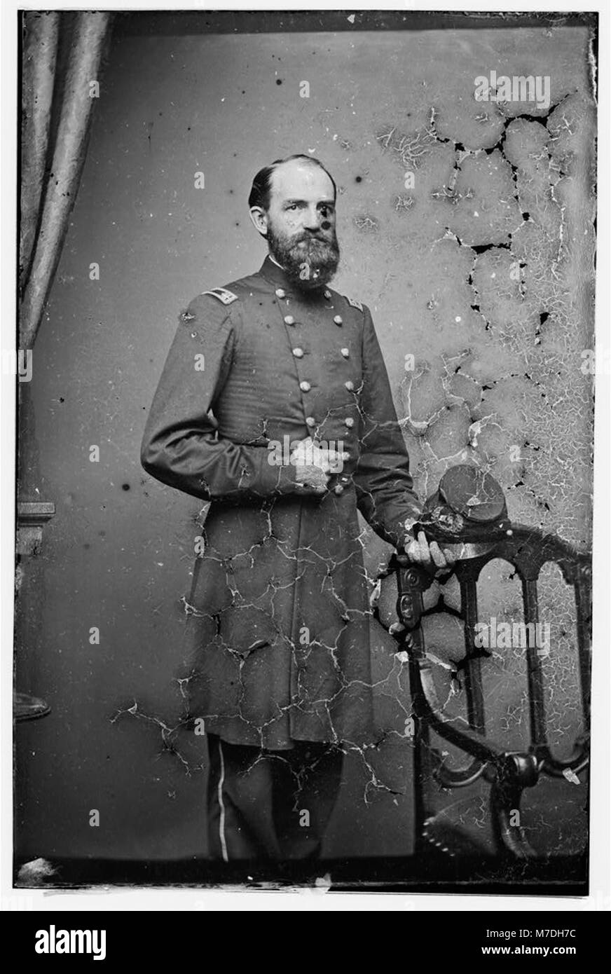 Questa immagine mostra il maggiore W. Allen, una figura di spicco, forse dell'esercito, catturato in un ritratto formale. La fotografia riflette il suo rango e status durante il suo servizio. Foto Stock