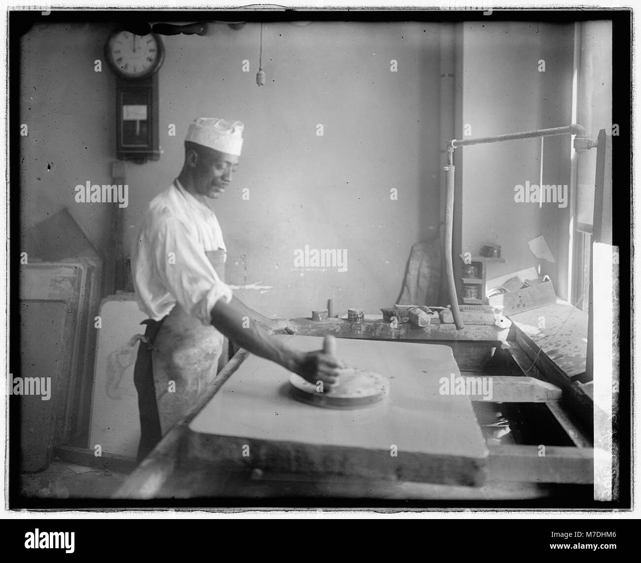 Una fotografia storica che mostra i cartografi al lavoro all'interno del Dipartimento degli interni degli Stati Uniti, impegnati nella produzione di mappe. Foto Stock