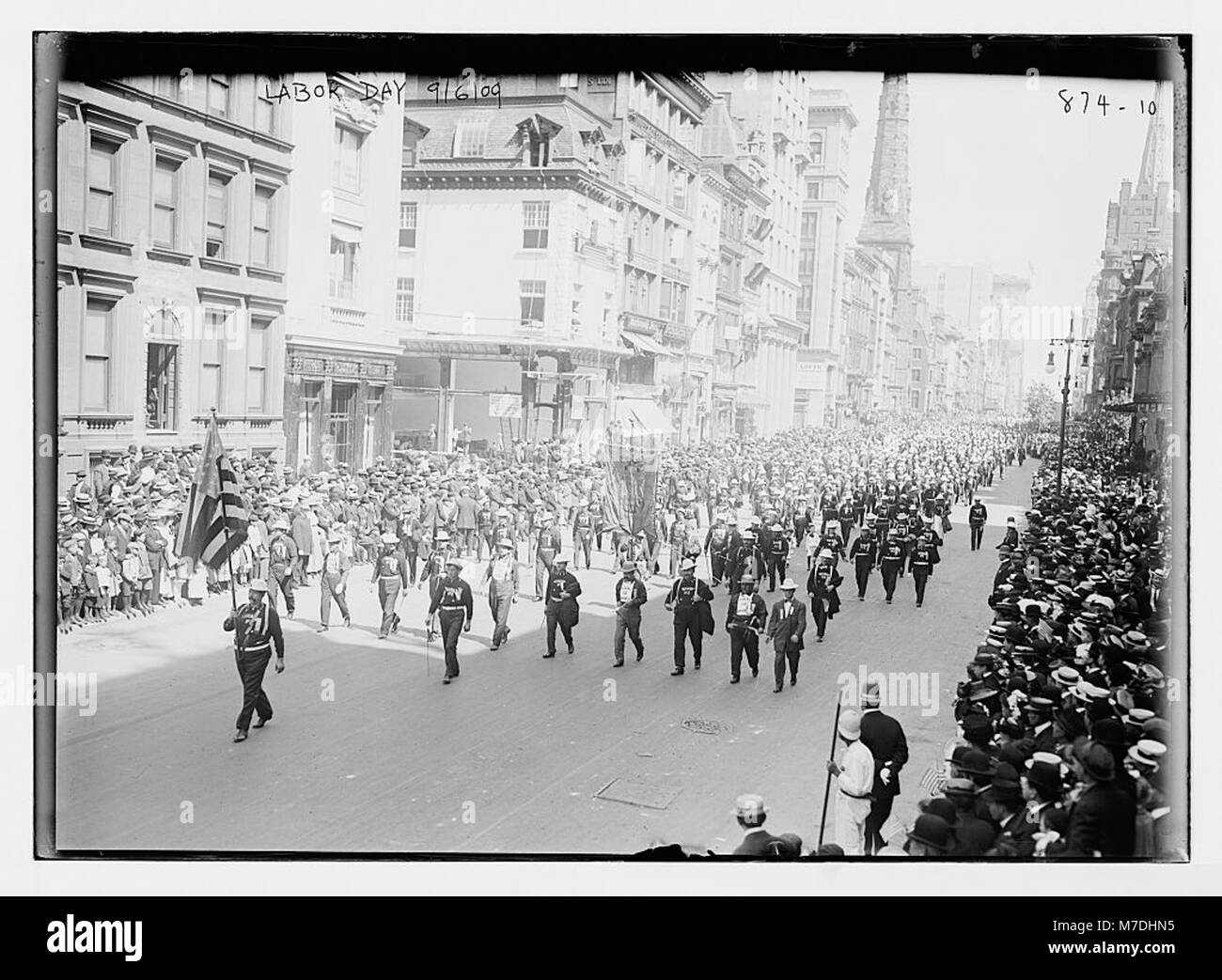 I manifestanti partecipano a una parata dei lavoratori a New York, dimostrando il significato dei movimenti sindacali e la spinta per i diritti dei lavoratori durante i primi anni del XX secolo. L'immagine riflette il clima sociale e politico dell'epoca. Foto Stock I manifestanti partecipano a una parata dei lavoratori a New York, dimostrando il significato dei movimenti sindacali e la spinta per i diritti dei lavoratori durante i primi anni del XX secolo. L'immagine riflette il clima sociale e politico dell'epoca. Foto Stock