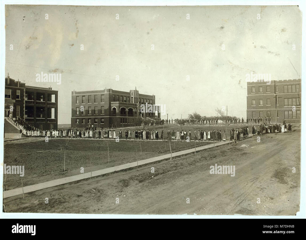 Gli studenti della Scuola di formazione per non udenti sono visti marciare per cenare, evidenziando le condizioni affollate della scuola. L'immagine fornisce informazioni sulle condizioni di vita e sulla vita quotidiana della scuola. Foto Stock