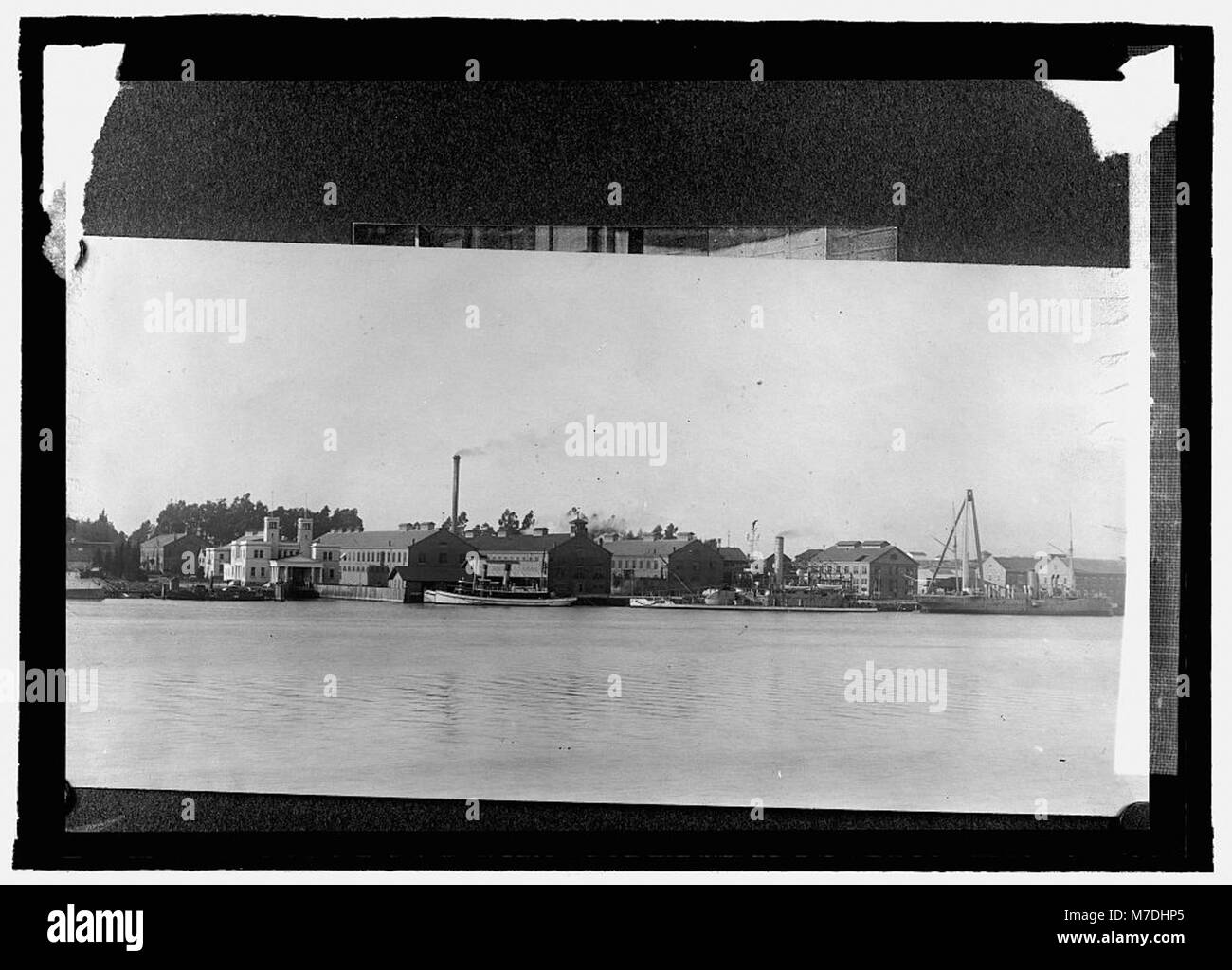 Mare Island Navy Yard, uno storico cantiere navale statunitense in California, è raffigurato in questa immagine, che riflette il suo significato nella storia navale americana e il suo ruolo nella costruzione navale e nella difesa. Foto Stock