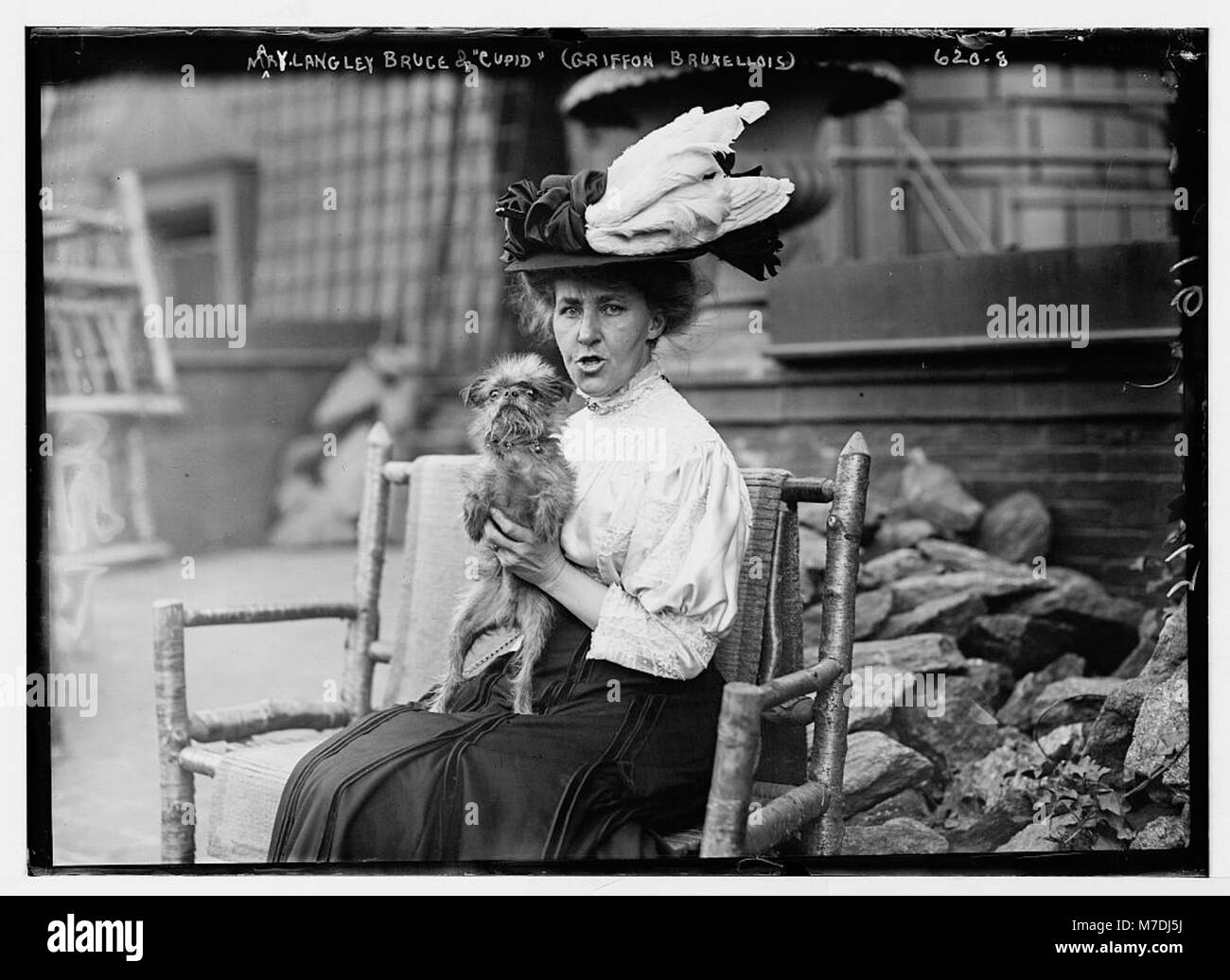 Un ritratto di Mary Langley Bruce con il suo cane Griffon Bruxellois di nome "Cupido". L'immagine mostra un momento di affetto tra una donna e il suo animale domestico durante l'inizio del XX secolo. Foto Stock