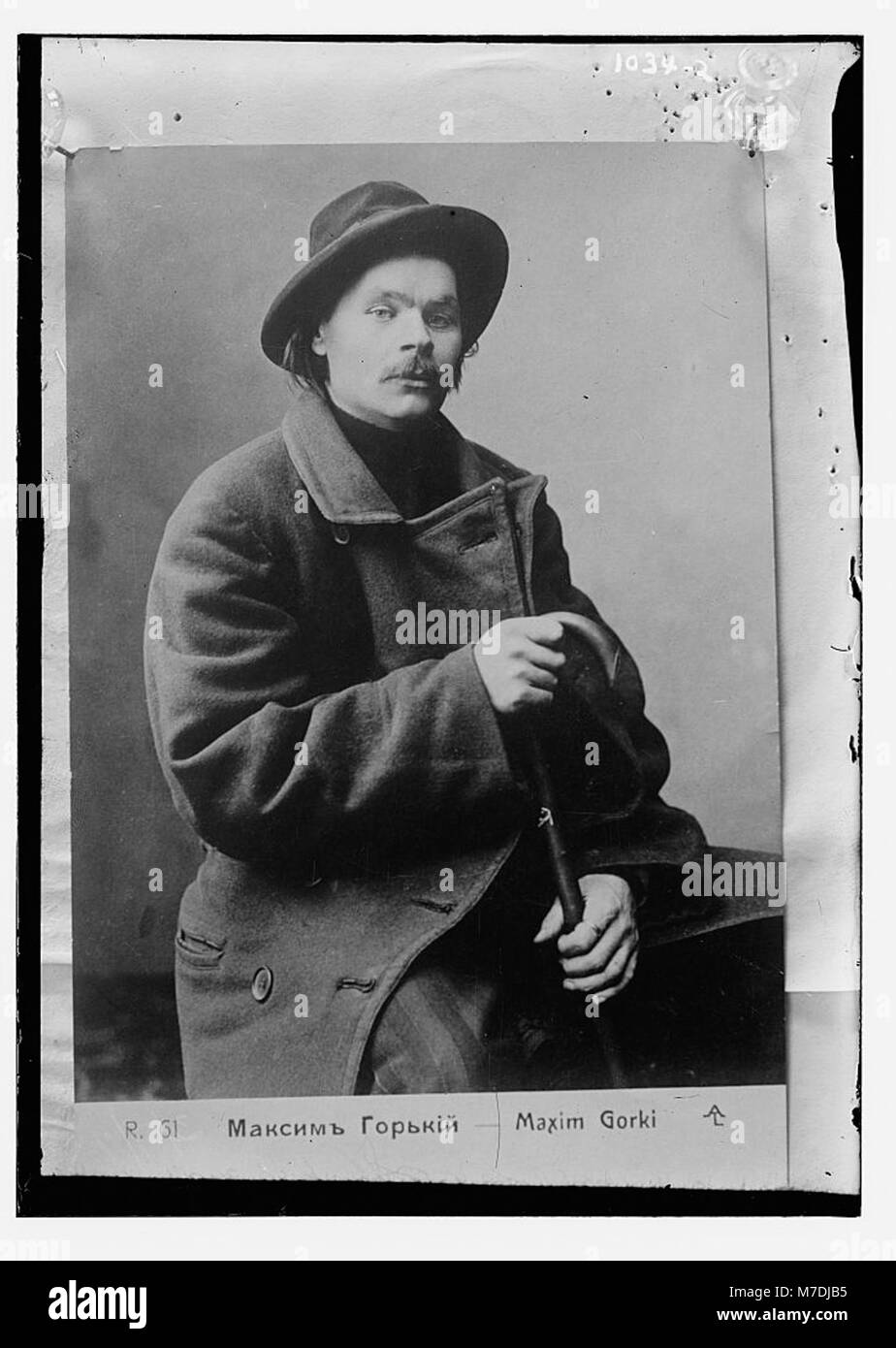 Maxim Gorky, seduti con il cappotto pesante su LCCN2014684926 Foto Stock