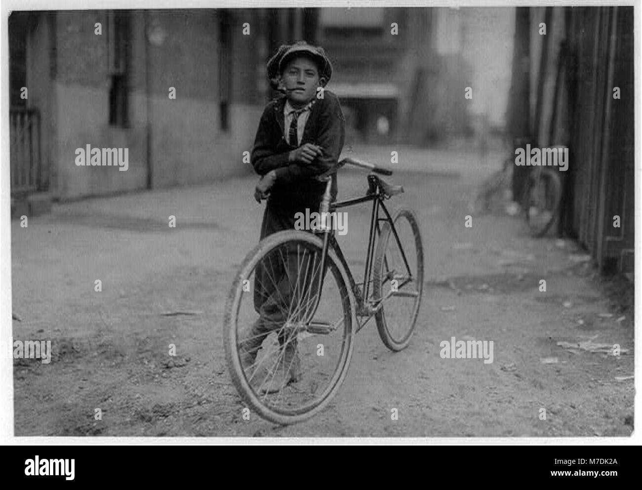 Una fotografia di un messaggero quindicenne che lavora per la Mackay Telegraph Company, che mette in evidenza le difficili e pericolose condizioni di lavoro dei giovani durante l'inizio del XX secolo. Foto Stock
