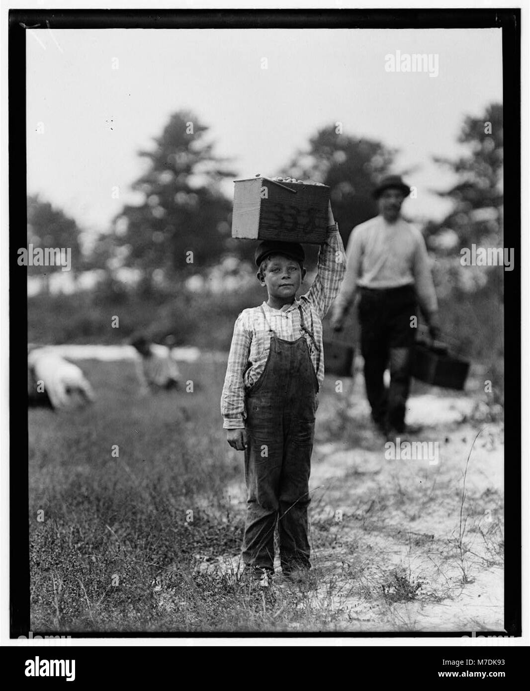 Una fotografia di Mike Peoki, un bambino del 707 di South 7th St., Philadelphia, che si crede abbia nove anni. Catturato durante la quarta settimana di scuola a White's Bog, Brown Mills, N.J., con aspettative locali per la comunità di rimanere sistemata. Foto Stock