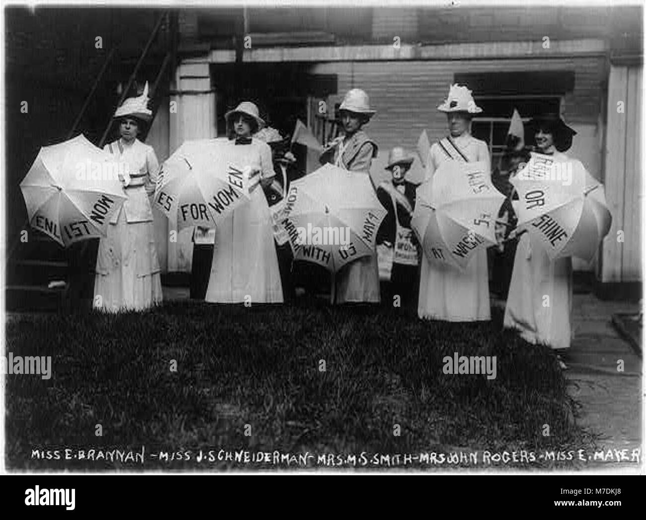 Una fotografia di diverse donne a New York City, maggio 1912, con ombrelli. Questa immagine cattura la moda e la scena sociale di New York all'inizio del XX secolo. Foto Stock