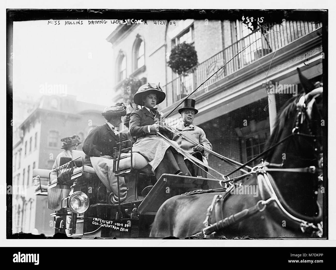 Un'immagine storica della signorina Hollins che guida un pullman da donna a New York, che mostra la moda del XIX secolo e le usanze sociali della città. Foto Stock