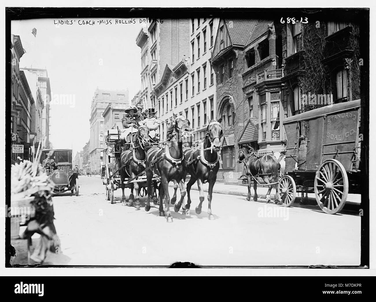 Questa foto mostra la signorina Hollins alla guida di una carrozza femminile a New York, che mostra la popolare attività sociale delle donne che guidano in carrozze eleganti del XIX secolo. L'immagine riflette l'alta società di New York e la cultura del tempo libero. Foto Stock