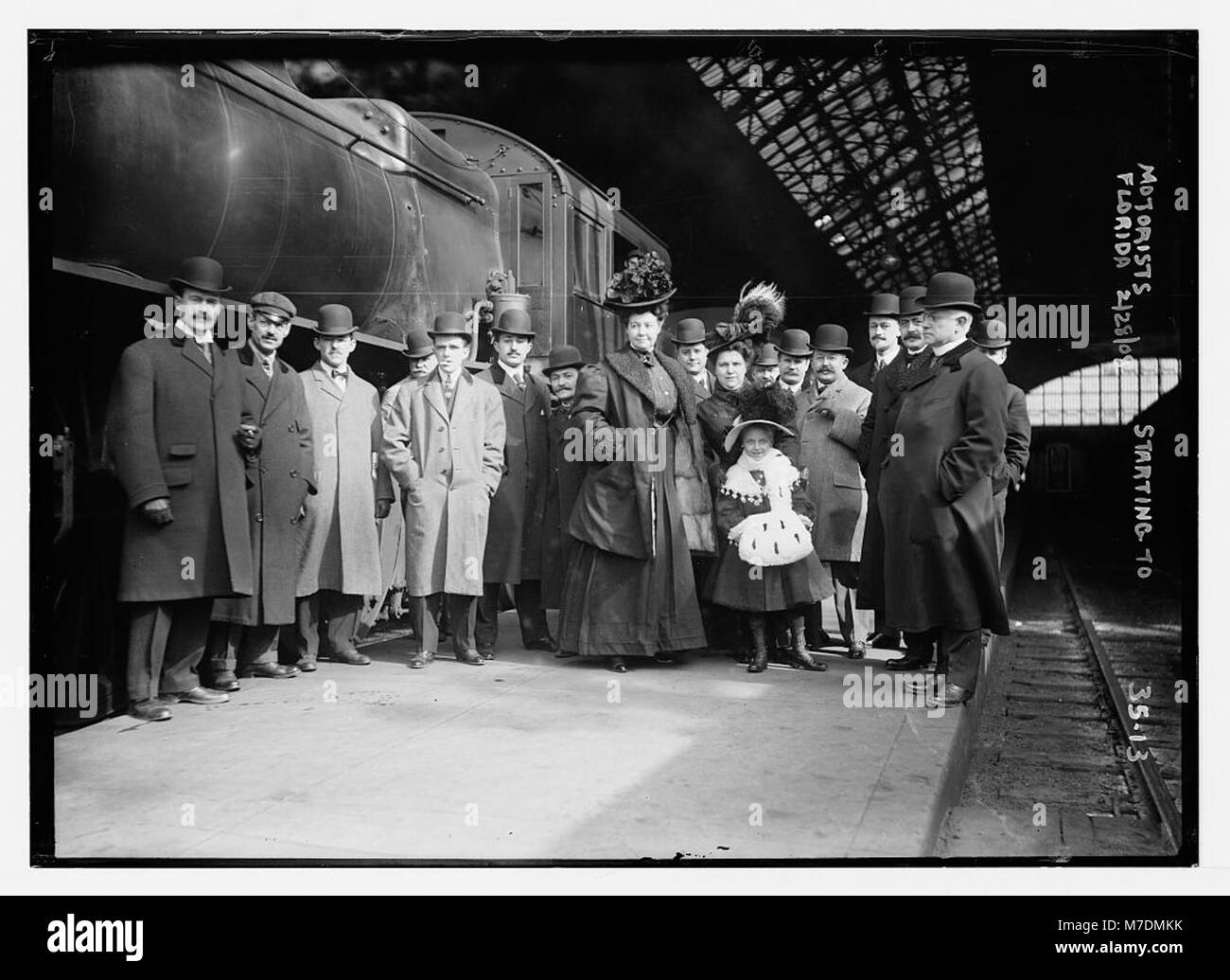 Un'istantanea di un gruppo di automobilisti che si preparano per un viaggio in Florida, riflettendo la cultura di viaggio negli Stati Uniti della metà del XX secolo. Foto Stock
