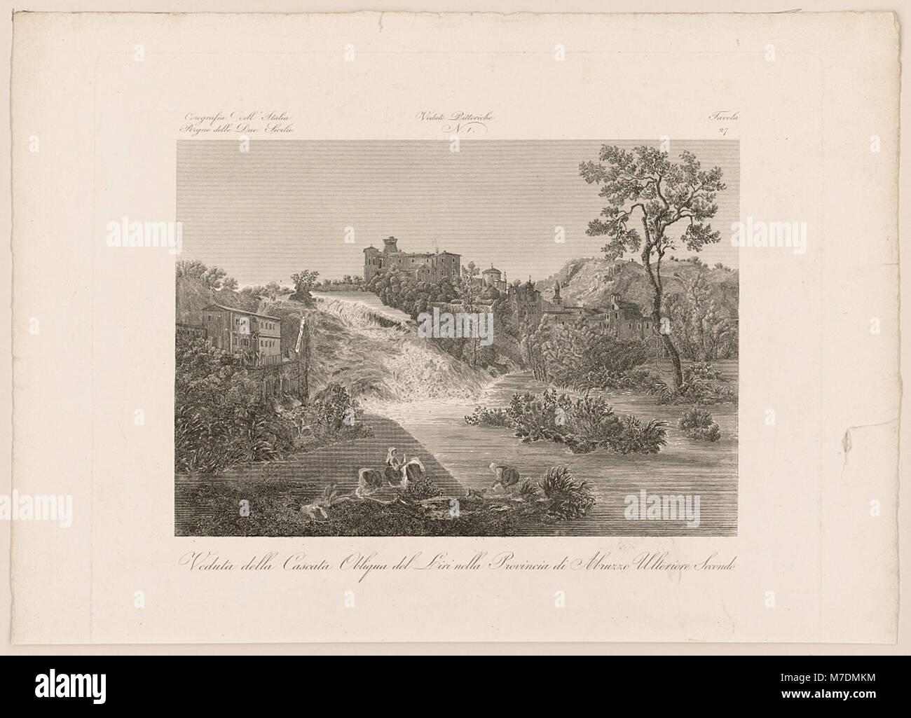 Una vista pittoresca della cascata obliqua del fiume Liri, situata nella regione Abruzzo d'Italia. L'acquerello mostra la bellezza naturale e il paesaggio panoramico della zona, enfatizzando le acque a cascata e i dintorni lussureggianti. Foto Stock