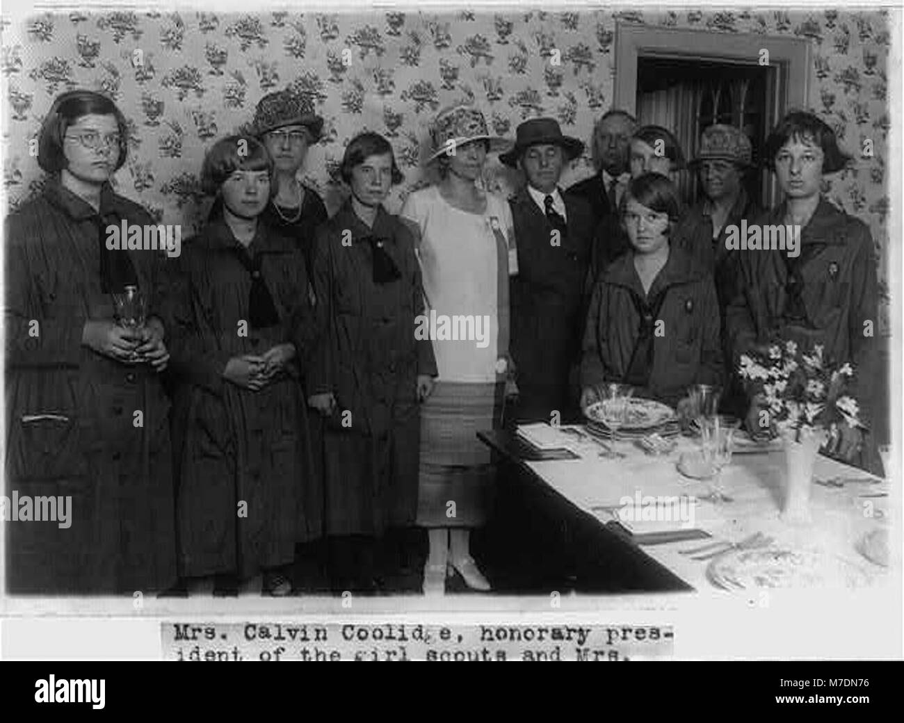 La sig.ra Calvin Coolidge e la Sig.ra Herbert Hoover con alcune ragazze scout presso la ragazza Scout "Casetta", dove hanno dimostrato per la Sig.ra Coolidge le performances di casa che fa. LCCN2002697232 Foto Stock