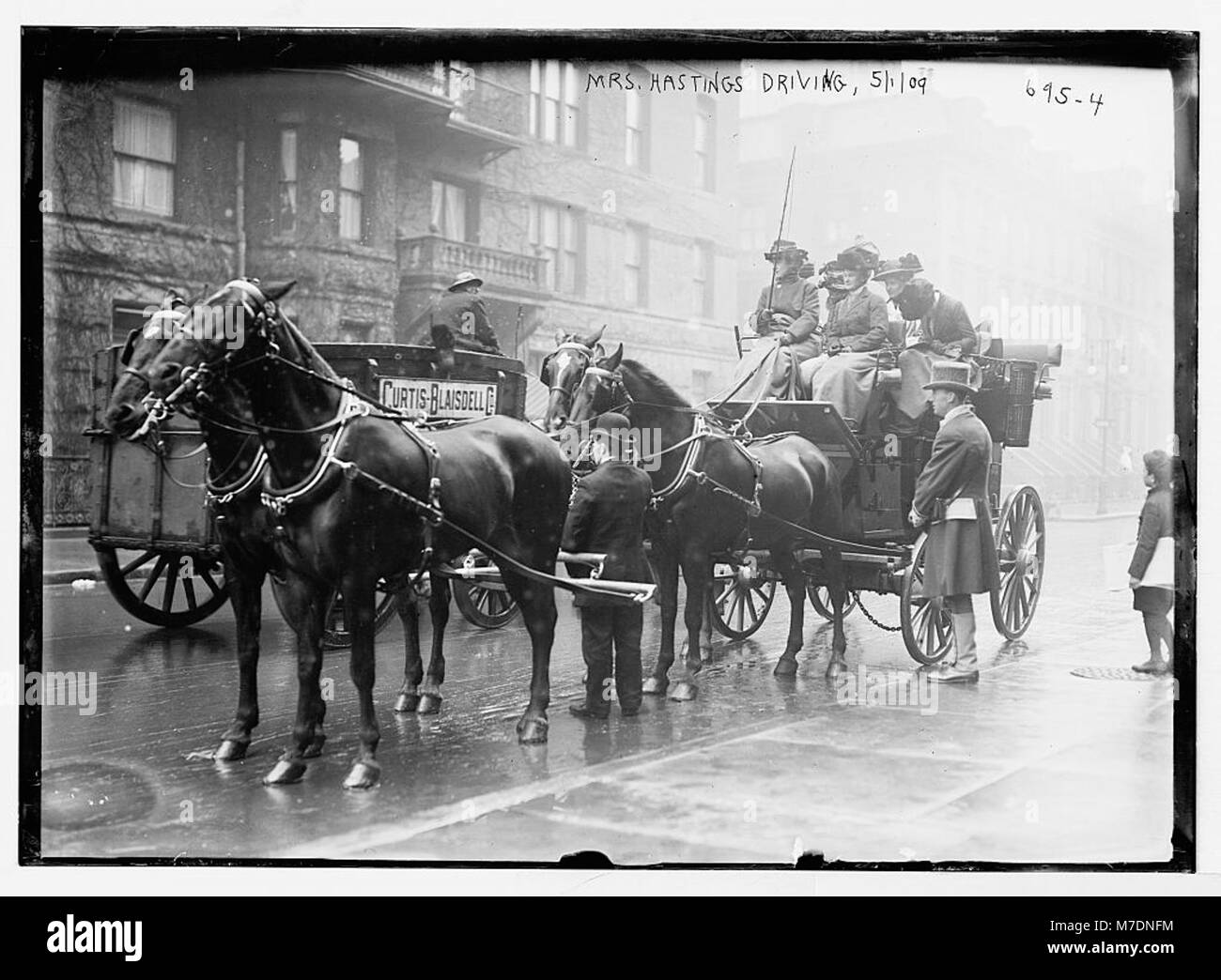 Una fotografia della signora Hastings, seduta accanto ad altre donne in un pullman, che mostra una scena della società newyorkese del XIX secolo. Foto Stock