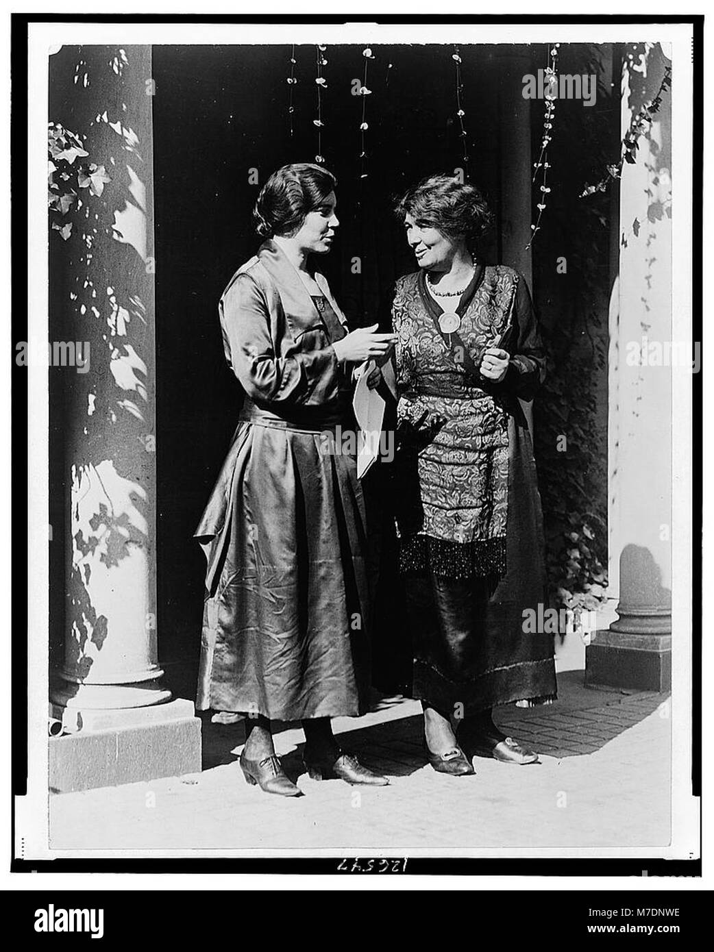 Un ritratto a figura intera della signora Pethick-Lawrence, una leader del suffragio britannico, e della signorina Alice Paul del National Woman's Party, scattato a Washington, D.C., evidenziando il loro ruolo nel movimento per il suffragio femminile. Foto Stock