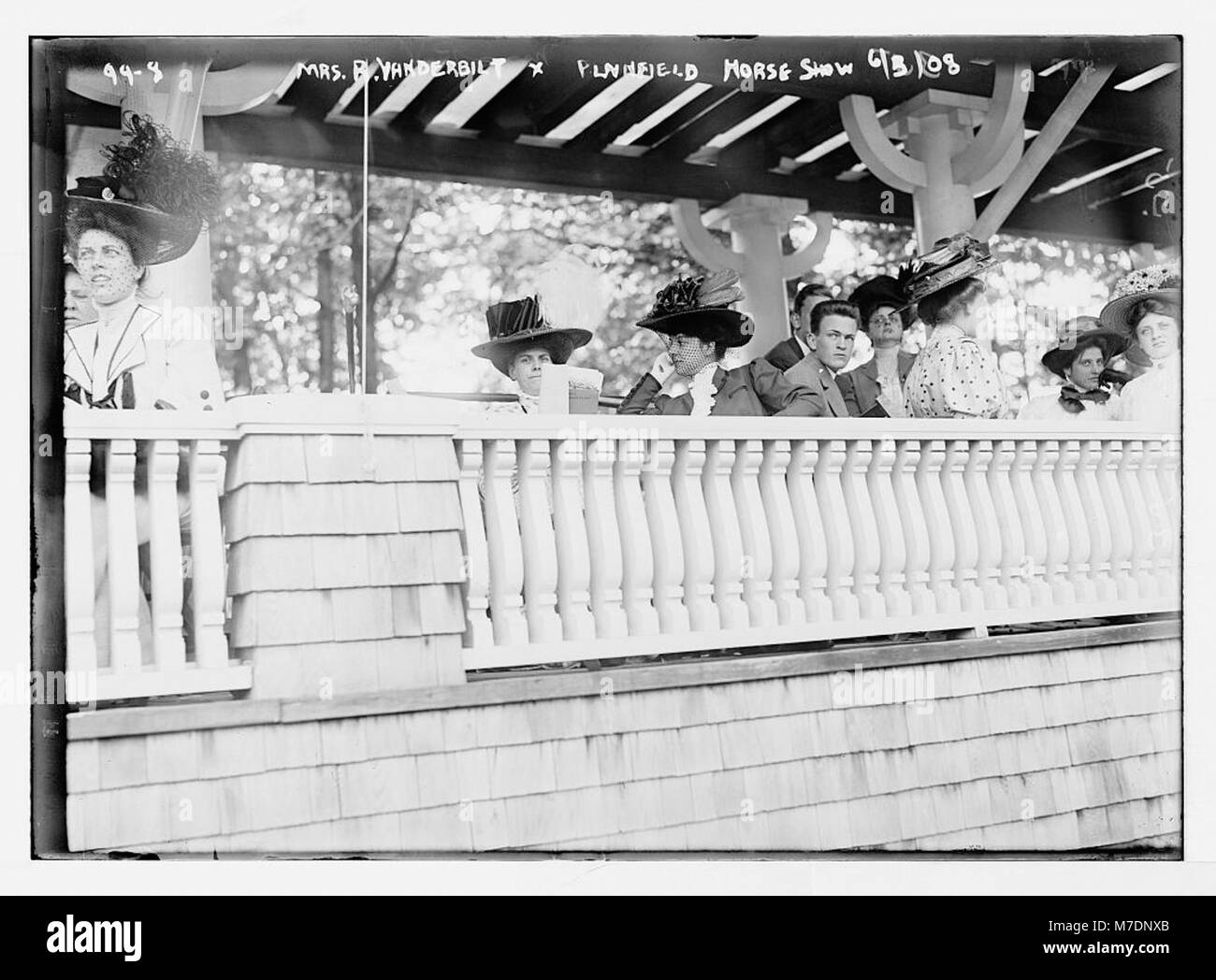 Questa immagine mostra la signora R. Vanderbilt e altri seduti in una scatola al Plainfield Horse Show, catturando l'aspetto sociale dell'evento e dei suoi partecipanti durante il tempo. Foto Stock